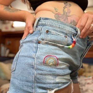 Embroidered Denim Shorts
Levi’s 501 Original Denim Shorts Medium Size 33